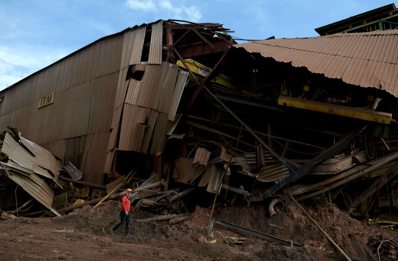 © Reuters. Imagen de archivo de un miembro de un equipo de rescate caminando cerca de una represa de Vale SA que colapsó cerca de la localidad de Brumadinho, Brasil