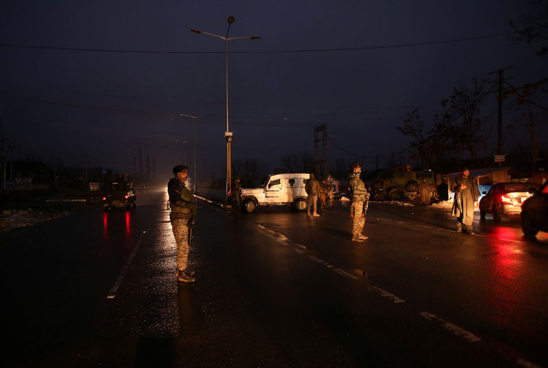 © Reuters. الهند تحتجز 23 للاشتباه بصلتهم بجماعة متهمة بهجوم دموي في كشمير