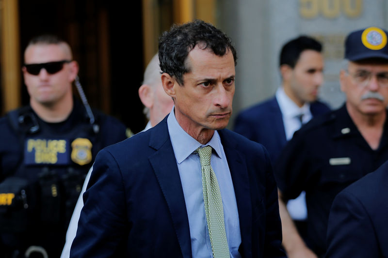 © Reuters. FILE PHOTO - Former U.S. Congressman Anthony Weiner departs U.S. Federal Court, following his sentencing after pleading guilty to one count of sending obscene messages to a minor, in New York
