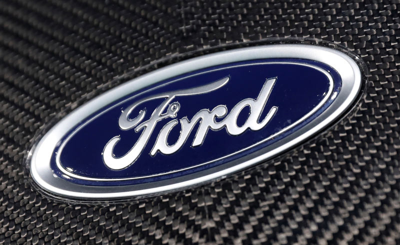 © Reuters. FILE PHOTO: The Ford logo on a vehicle at the New York Auto Show