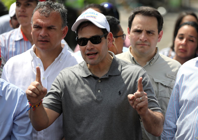 © Reuters. سناتور أمريكي ومسؤولون آخرون يزورون موقع تخزين مساعدات موجهة لفنزويلا