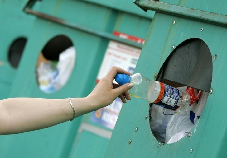 © Reuters. FILE PHOTO: Household plastics are placed into recycling skips at a supermarket in west London
