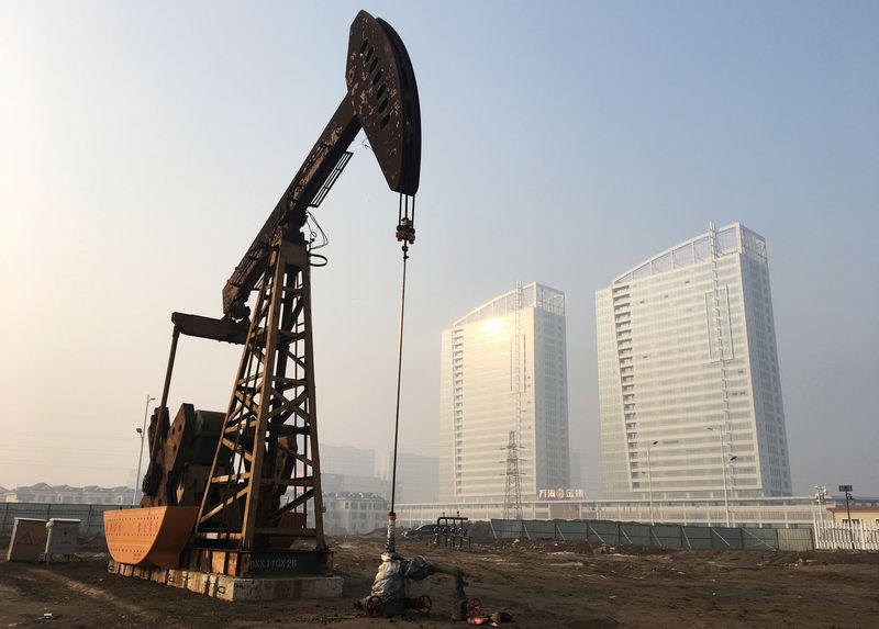 © Reuters. FILE PHOTO - Pumpjack is seen at the Sinopec-operated Shengli oil field in Dongying, Shandong