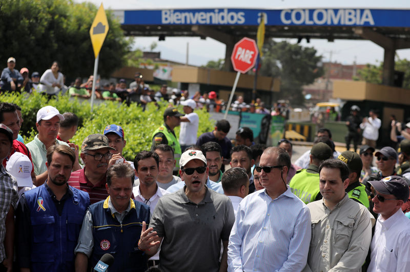 © Reuters. El senador estadounidense Marco Rubio (de gorra blanca y gafas oscuras) habla durante una conferencia de prensa en Cúcuta, en la frontera entre Colombia y Venezuela