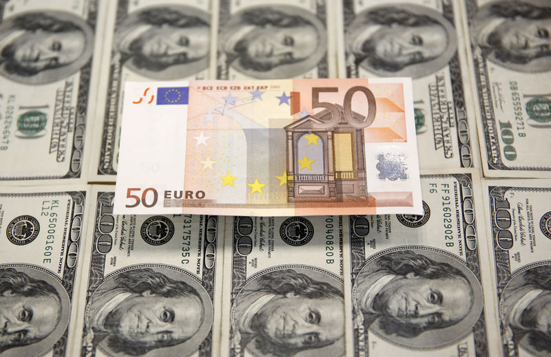 © Reuters. FILE PHOTO:  A picture illustration shows Euro and U.S. Dollar banknotes in Sarajevo