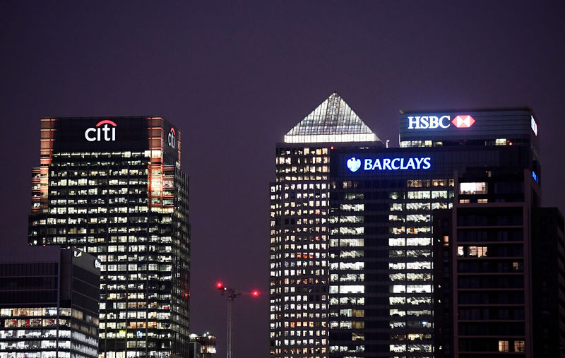 © Reuters. FILE PHOTO: Office blocks of Citi, Barclays, and HSBC banks are seen at dusk in the Canary Wharf financial district in London,