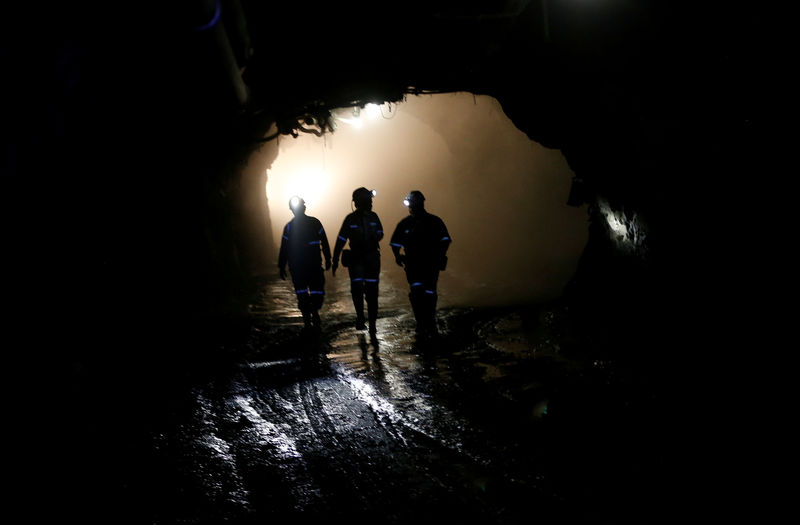© Reuters. FILE PHOTO: Mine workers are seen under ground at Cullinan mine, near Pretoria