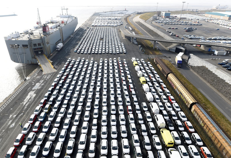 © Reuters. Volkswagen export cars are seen in the port of Emden