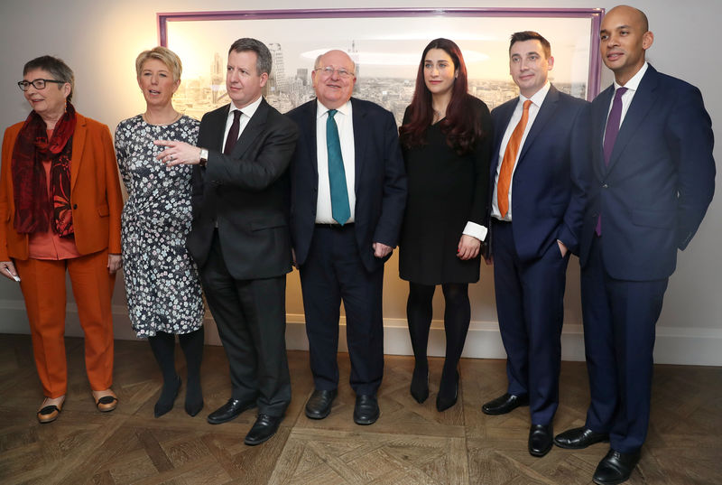 © Reuters. Britain's Labour Party MPs Ann Coffey, Angela Smith, Chris Leslie, Mike Gapes, Luciana Berger, Gavin Shuker and Chuka Umunna pose for a picture after their announcement they are leaving the party, in London