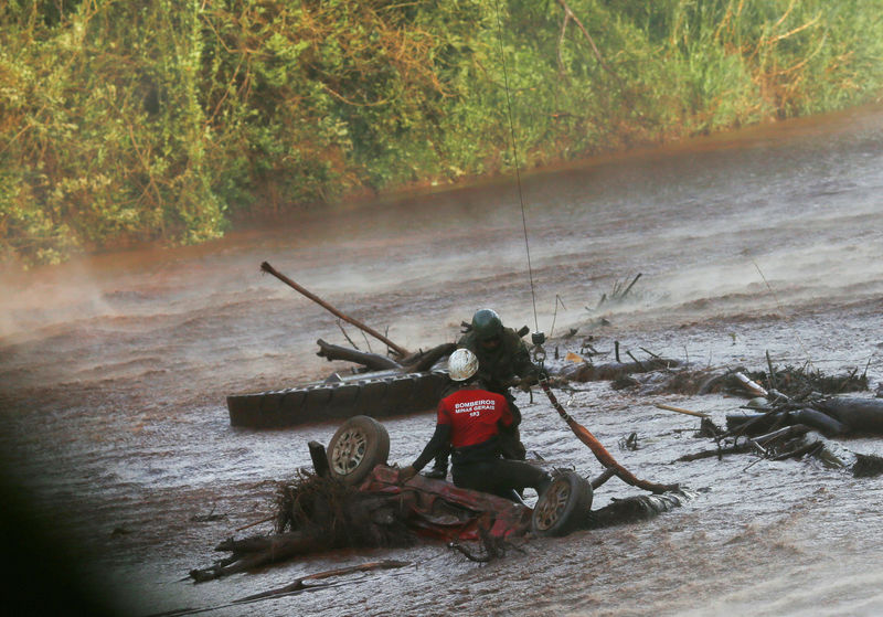 © Reuters. Equipes de resgate trabalham no rio Paraopeba após rompimento de barragem da Vale em Brumadinho