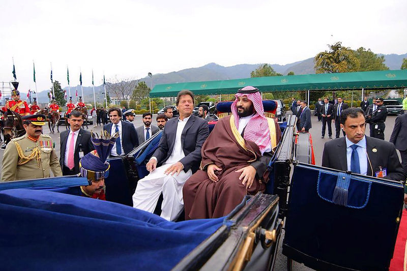 © Reuters. Pakistani Prime Minister Imran Khan accompanies Saudi Arabia's Crown Prince Mohammed bin Salman on a carriage to the President House in Islamabad,