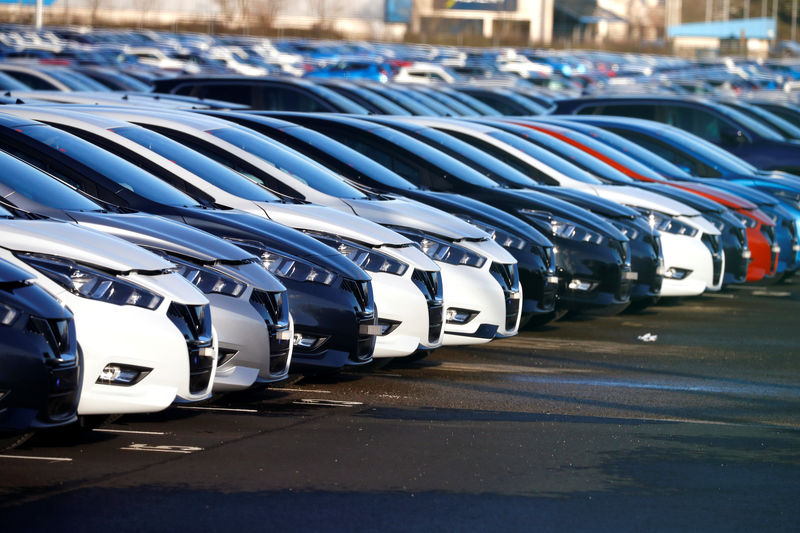 © Reuters. FILE PHOTO - Cars made by Nissan are seen parked at the Nissan car plant in Sunderland