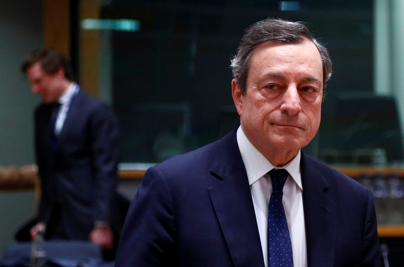 © Reuters. ECB President Draghi attends a eurozone finance ministers meeting in Brussels