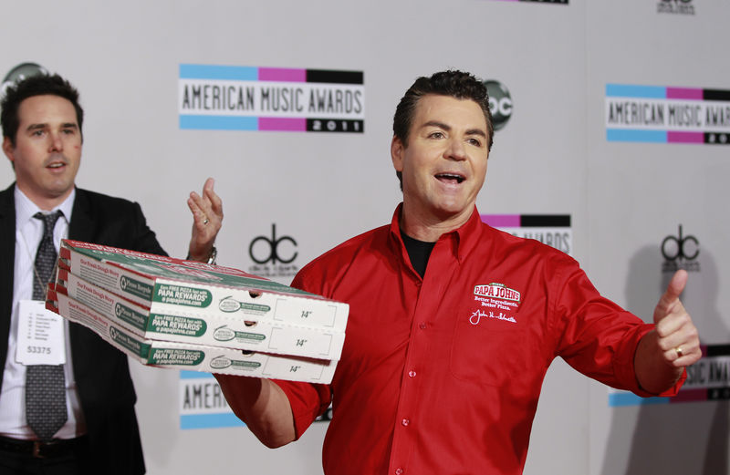 © Reuters. John Schnatter, founder and CEO of Papa John's Pizza, arrives at the 2011 American Music Awards in Los Angeles
