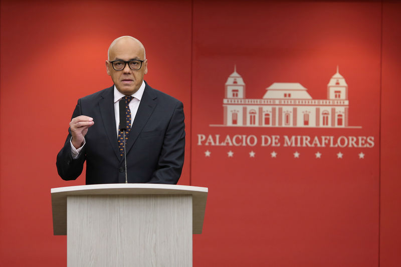 © Reuters. Venezuela's Communications and Information Minister Jorge Rodriguez speaks during a news conference at Miraflores Palace in Caracas