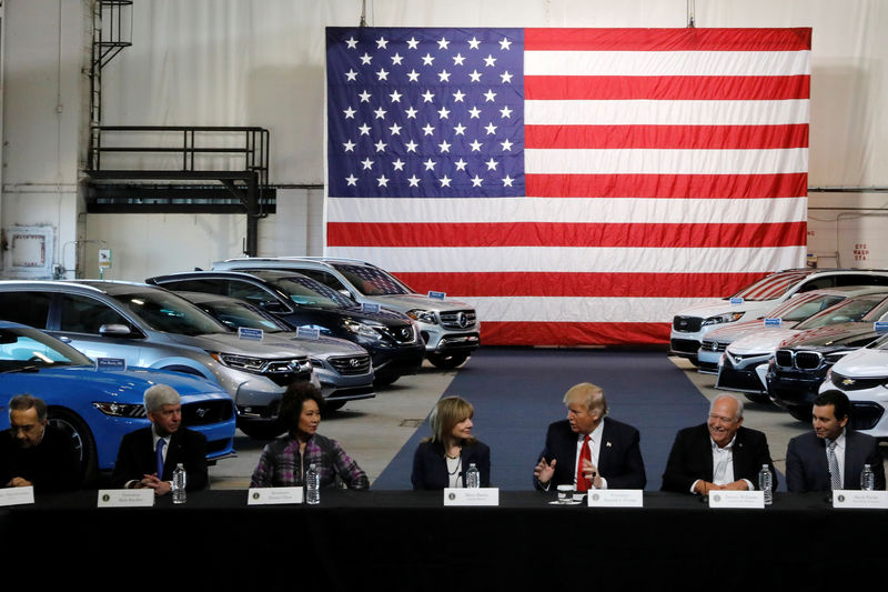 © Reuters. Presidente Donald Trump com líderes da indústria automobilística em Ypsilanti Township, Michigan