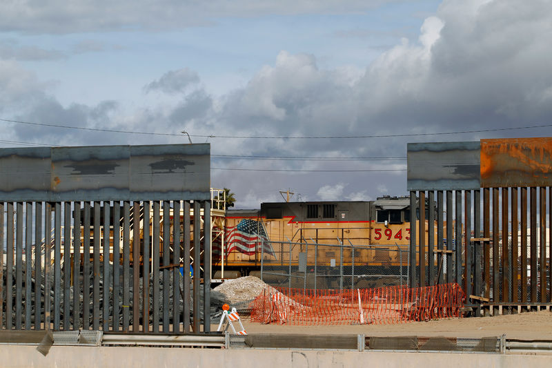 © Reuters. A view shows a new section of the border fence in El Paso, Texas, U.S., as seen from Ciudad Juarez