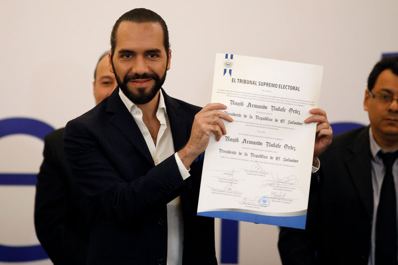 © Reuters. Foto de archivo de Nayib Bukele mostrando sus credenciales como presidente electo tras ganar las elecciones en El Salvador