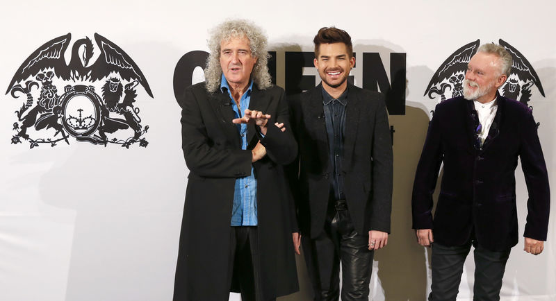 © Reuters. Foto de archivo del guitarrista de Queen, Brian May (I) y el baterista Roger Taylor (D), junto al cantante Adam Lambert en una rueda de prensa en Berlín