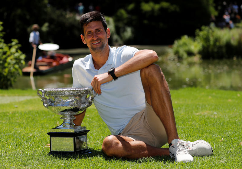 © Reuters. Imagen de archivo del tenista serbio Novak Djokovic posando durante una sesión fotográfica tras ganar en Melbourne el Grand Slam de Australia