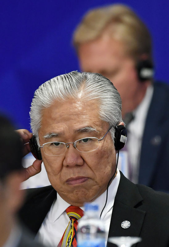 © Reuters. Indonesia's Trade Minister Enggartiasto Lukita listens during a joint press conference held on the sideline of the Asia-Pacific Economic Cooperation (APEC)'s 23rd Ministers responsible for Trade Meeting being held in Hanoi