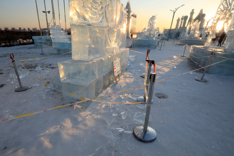 © Reuters. دفء مفاجئ يذيب منحوتات جليدية لآلاف الفنانين في الصين