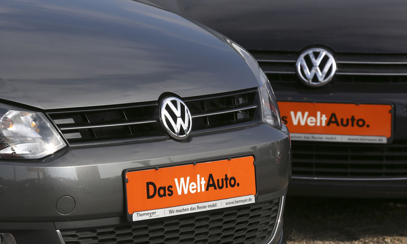 © Reuters. Volkswagen VW cars are seen at a car dealer in Bochum