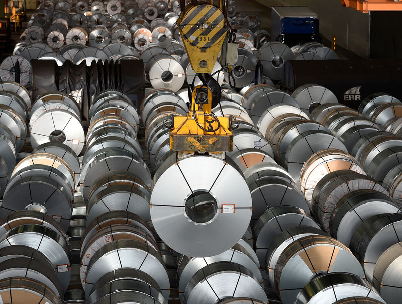 © Reuters. FILE PHOTO - Steel rolls are pictured at the plant of German steel company Salzgitter AG in Salzgitter