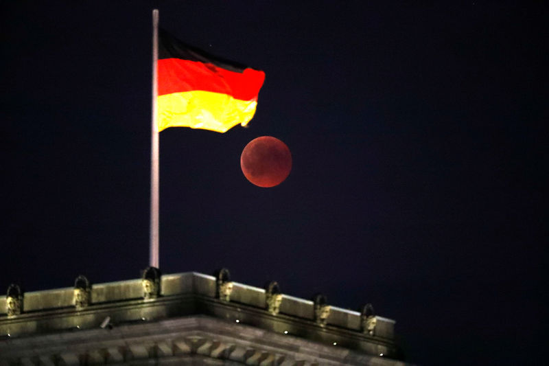 © Reuters. La bandiera tedesca sulla sede del Reichstag, a Berlino