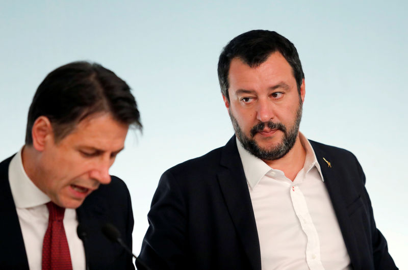 © Reuters. Il premier Giuseppe Conte e il ministro dell'Interno Matteo Salvini