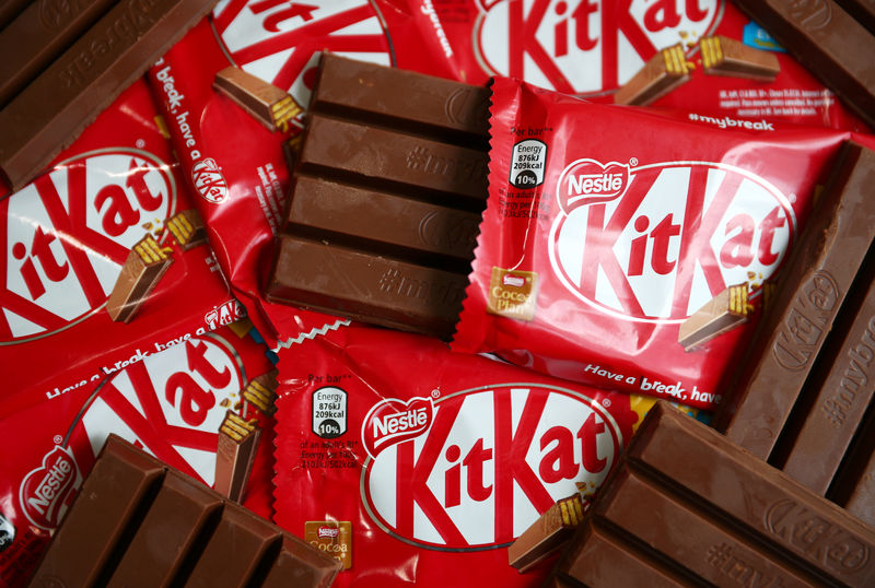© Reuters. Kit Kat chocolate covered wafer bars manufactured by Nestle are seen in London