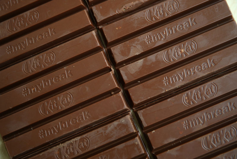 © Reuters. Kit Kat chocolate covered wafer bars manufactured by Nestle are seen in London