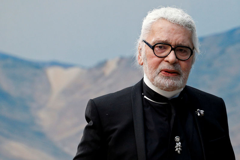 © Reuters. FILE PHOTO: German designer Karl Lagerfeld appears at the end of his Spring/Summer 2019 women's ready-to-wear collection show for fashion house Chanel during Paris Fashion Week
