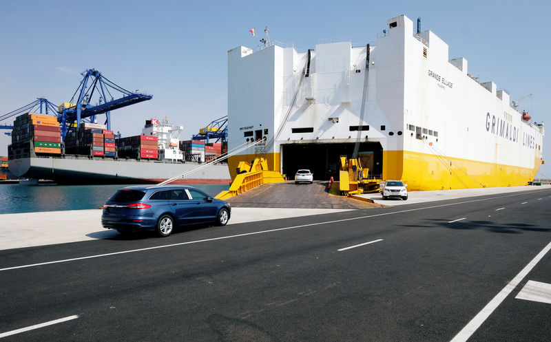 © Reuters. Cars are being loaded onto a cargo vessel at the port in Valencia