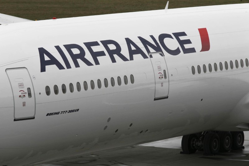 © Reuters. DES PASSAGERS ATTAQUENT AIR FRANCE POUR AVOIR ANNULÉ DES BILLETS