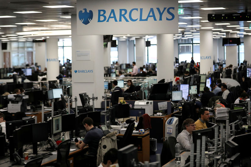 © Reuters. FILE PHOTO: Traders work on the trading floor of Barclays Bank at Canary Wharf in London