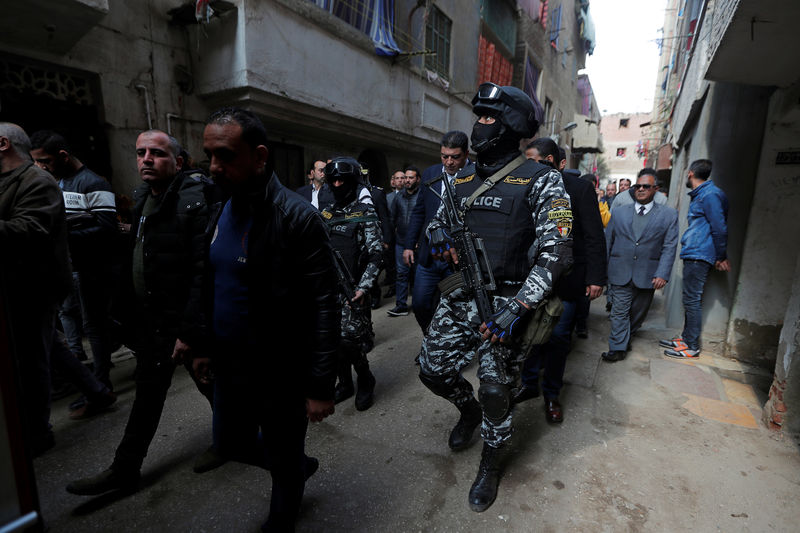 © Reuters. Polícia egípcia nas ruas do Cairo