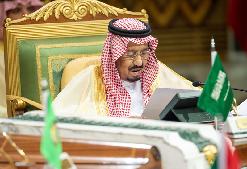 © Reuters. Saudi Arabia's King Salman bin Abdulaziz Al Saud attends the Gulf Cooperation Council's (GCC) Summit in Riyadh