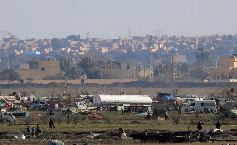 © Reuters. قوات سوريا الديمقراطية: شاحنات تستعد لإجلاء المدنيين من آخر جيب للدولة الإسلامية