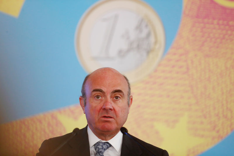 © Reuters. Вице-председатель ЕЦБ Луис де Гиндос во время выступления в Риге