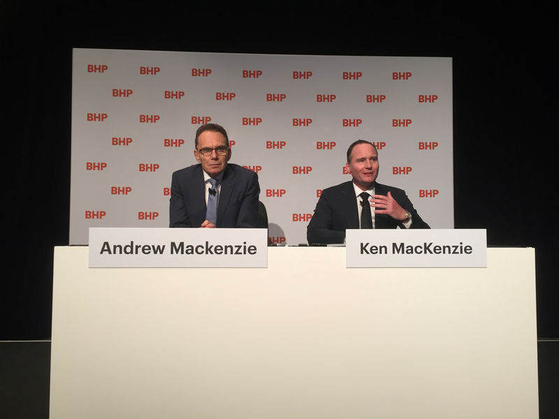 © Reuters. FILE PHOTO: BHP CEO Andrew Mackenzie and Chairman Ken Mackenzie attend the company's AGM in Melbourne