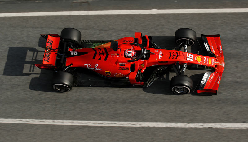 © Reuters. Leclerc mantiene a Ferrari en lo más alto durante las prácticas en Barcelona