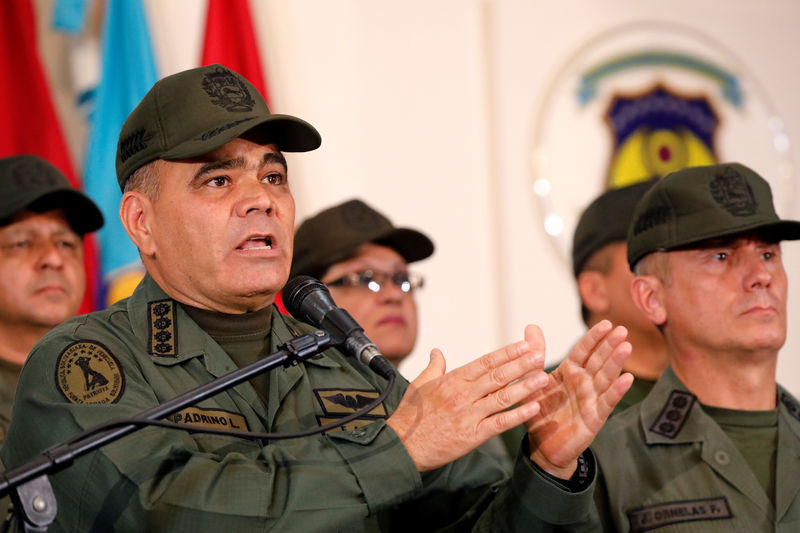 © Reuters. Venezuela's Defense Minister Vladimir Padrino Lopez attends a news conference in Caracas