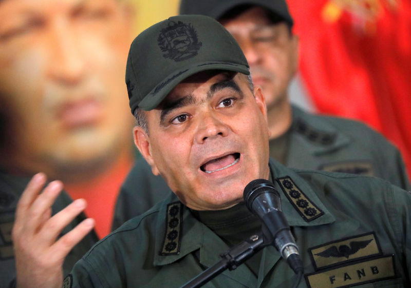 © Reuters. وزير : على المعارضة الفنزويلية أن تمر على "جثثنا" قبل عزل مادورو