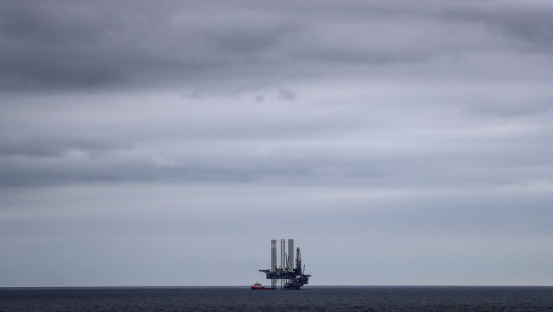 © Reuters. FILE PHOTO: An oil platform operated by Lukoil is seen at the Korchagina oilfield in the Caspian Sea