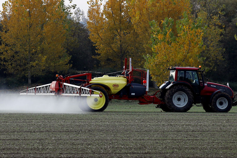 © Reuters. Trator pulveriza plantação com pesticida
