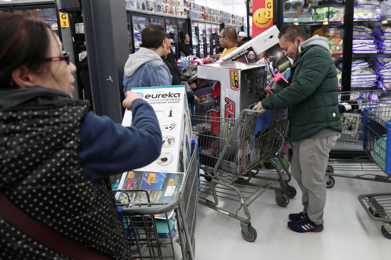 © Reuters. FILE PHOTO: People wait in line pay at a Walmart during a sales event on Thanksgiving day in Westbury