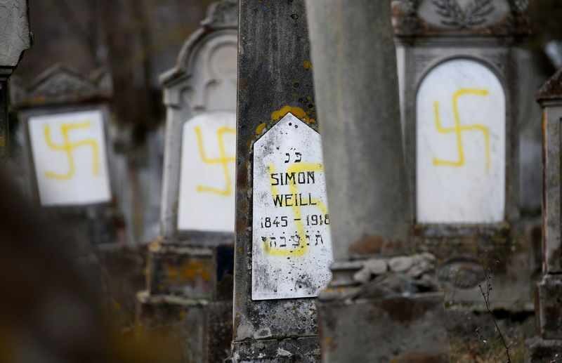 © Reuters. Imagen de las tumbas que fueron profanadas con esvásticas en el cementerio judío en Quatzenheim