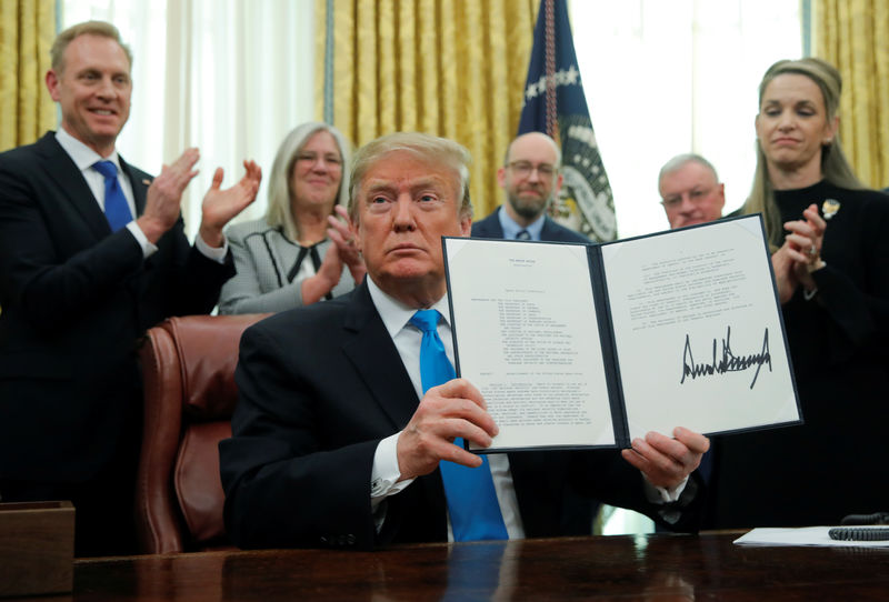 © Reuters. U.S. President Trump participates in Space Force signing ceremony at the White House in Washington
