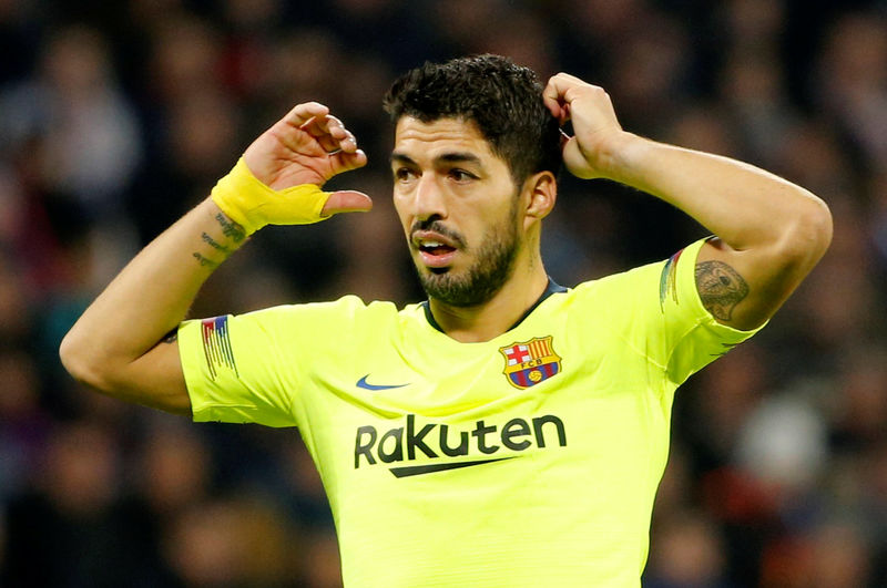 © Reuters. Foto del martes del delantero de Barcelona Luis Suarez en el partido con Lyon por Liga de Campeones